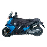 Coprigambe Termoscud PRO, un coprigambe impermeabile con fodera termica. In uso su scooter. Di Tucano Urbano.